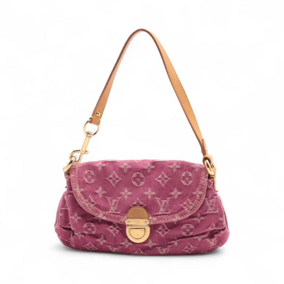 Louis Vuitton Pleaty i fuchsia Monogram Denim med læderhank og guldfarvet lås, set forfra