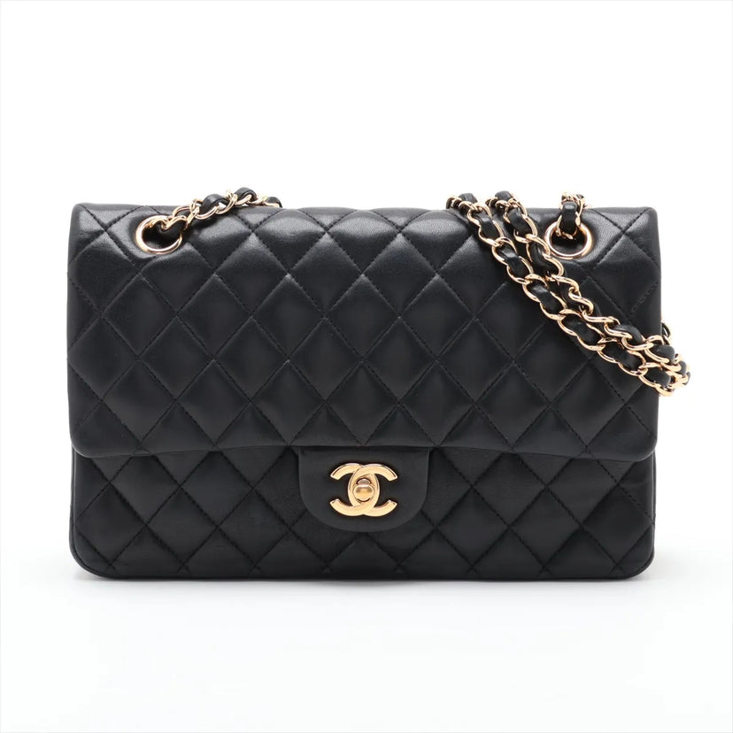 Chanel Classic Double Flap Medium i sort quiltet lammeskind med guldfarvet CC-lås, set forfra