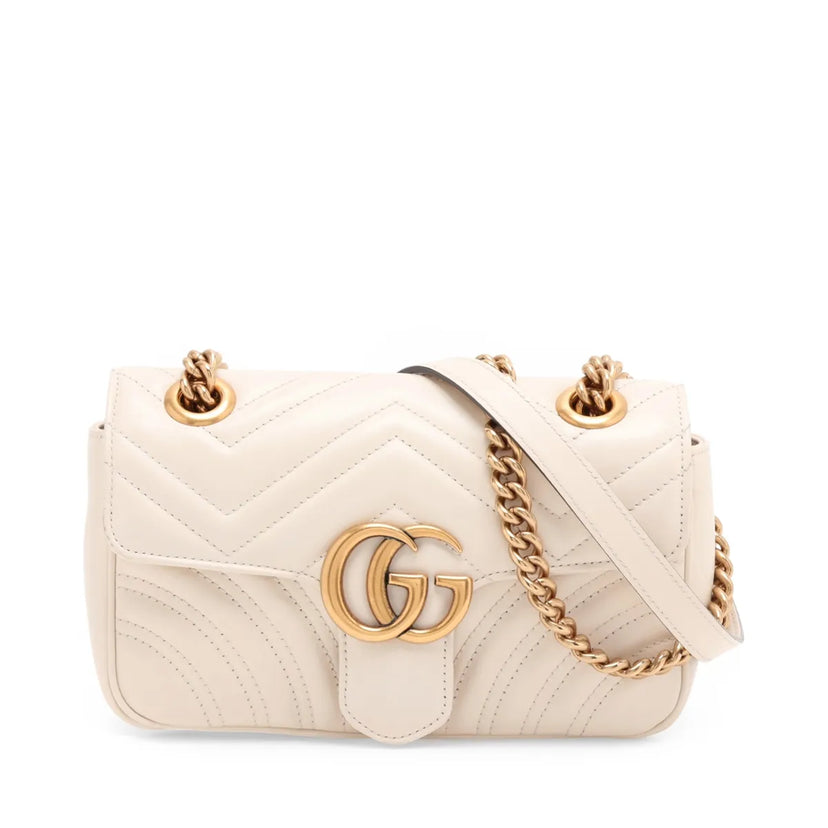 Gucci GG Marmont Small i hvidt chevron-quiltet læder med guldfarvet GG-logo, set forfra