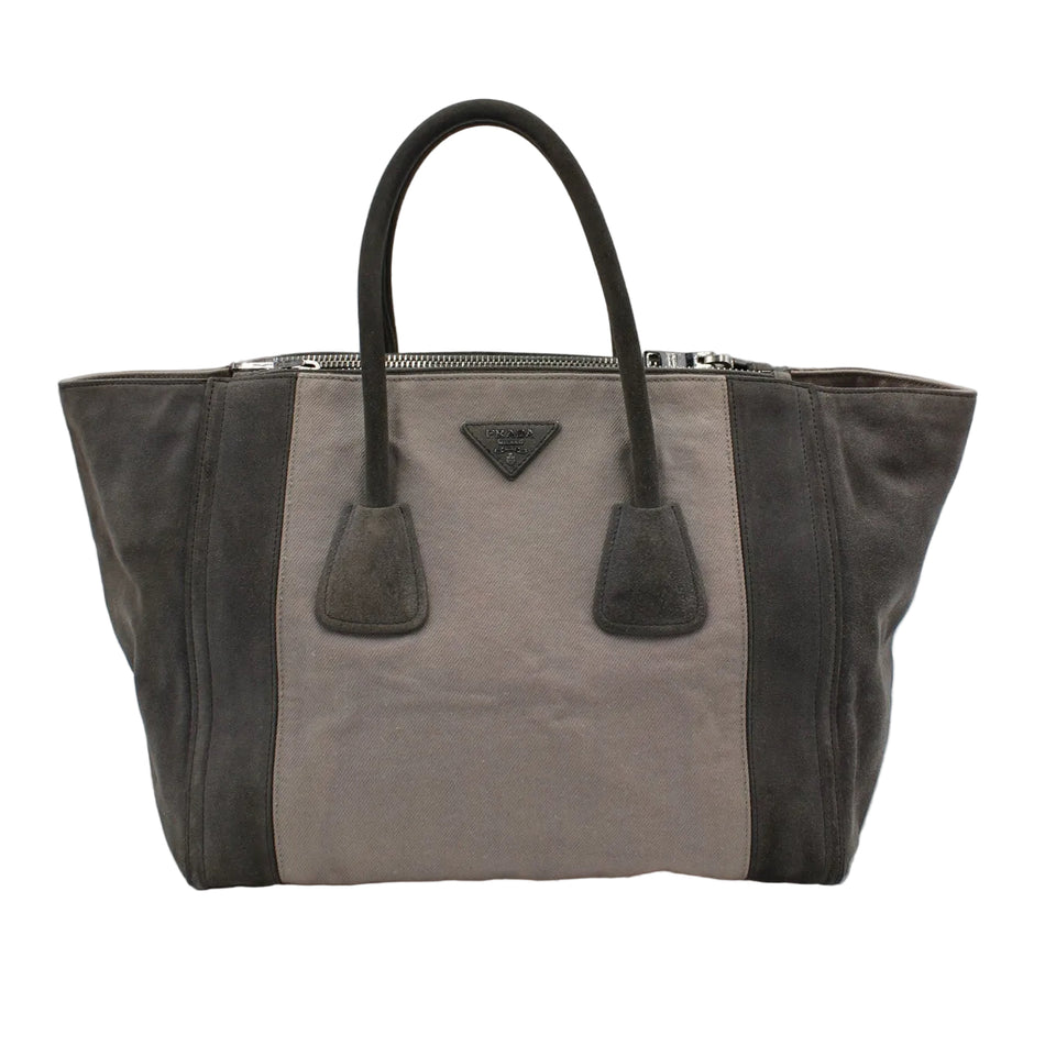 Prada Twin Pocket tote i grå ruskind med logoplade, set forfra