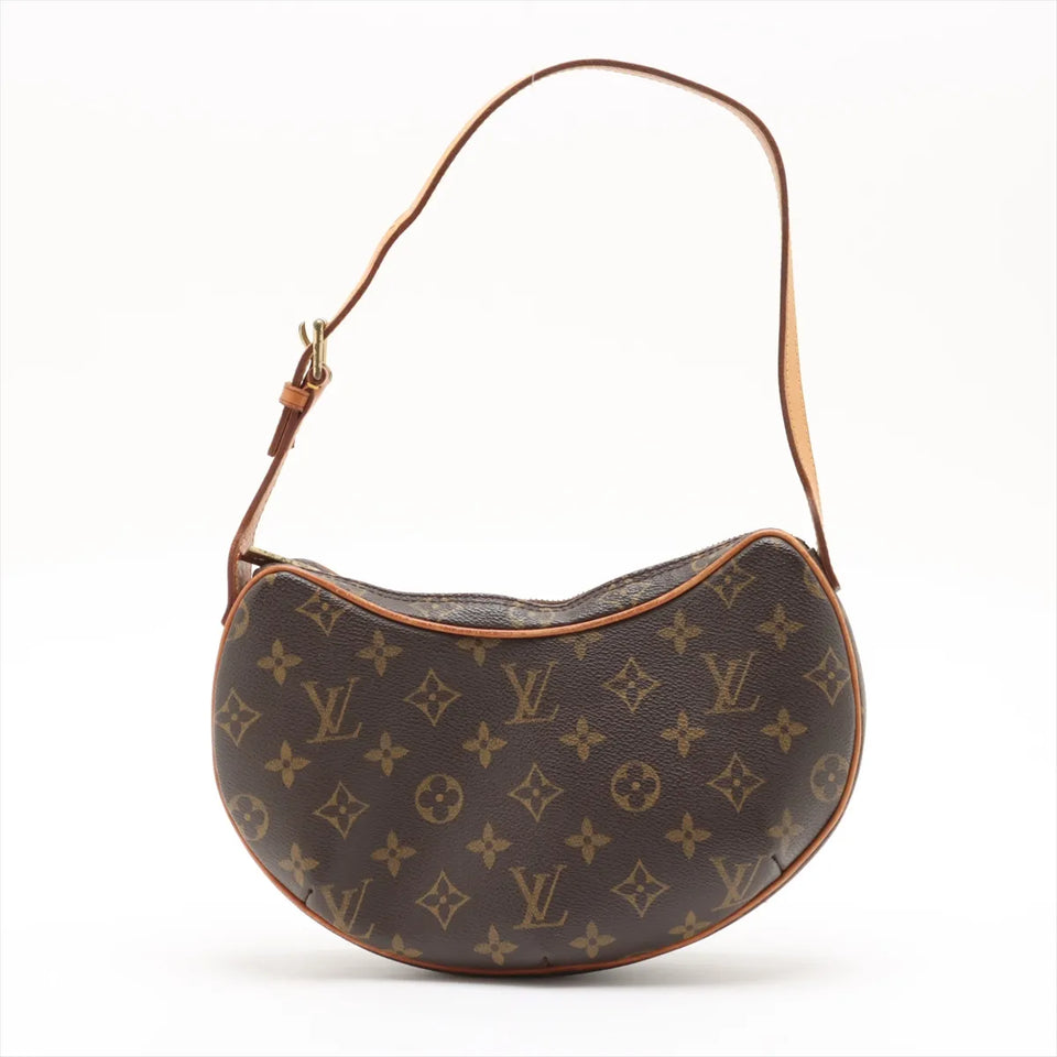 Louis Vuitton Pochette Croissant PM i Monogram canvas med læderhank, set forfra