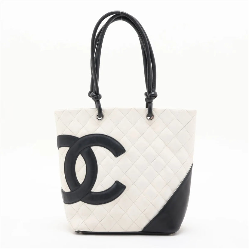 Chanel Cambon tote i hvidt quiltet læder med stort sort CC-logo, set forfra