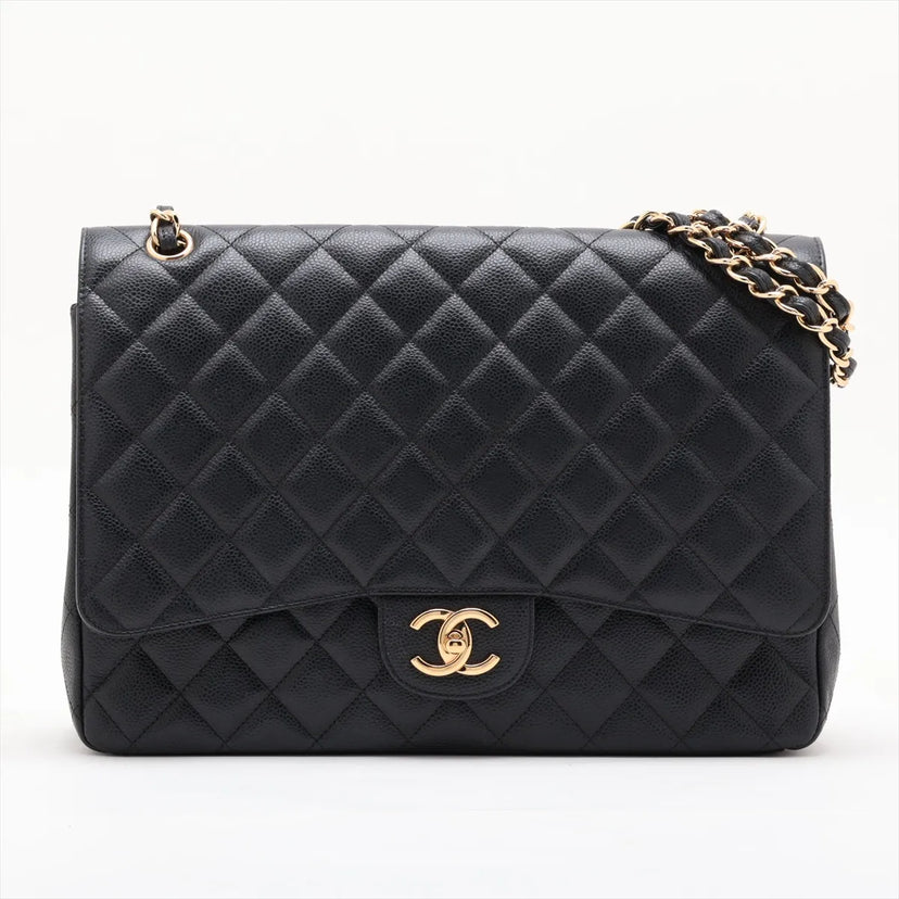 Chanel Classic Maxi Double Flap i sort quiltet caviar-læder med guldfarvet CC-lås, set forfra