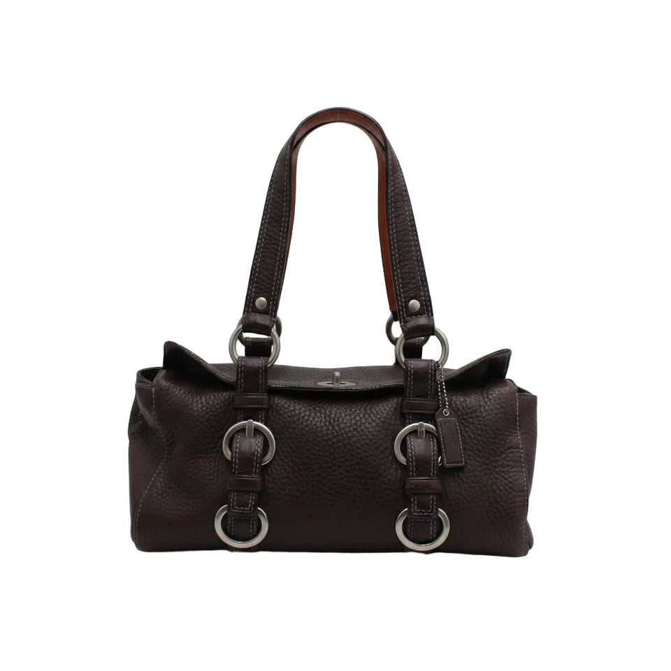 COACH Chelsea Satchel i brunt læder med sølvfarvede ringdetaljer, set forfra