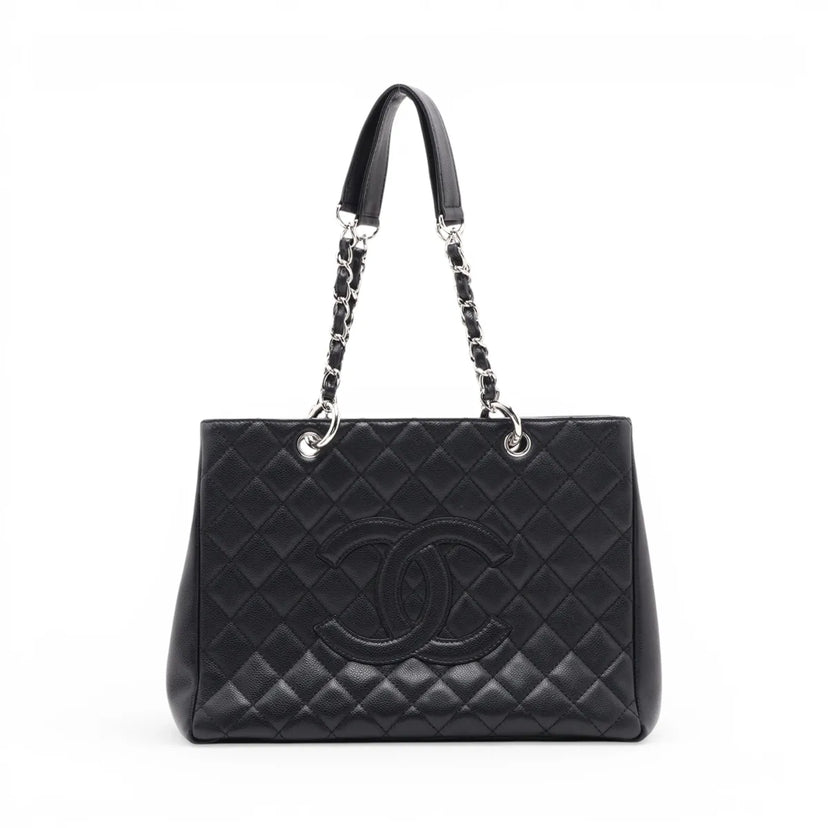 Chanel Grand Shopping Tote i sort quiltet caviar-læder med kædehanke, set forfra