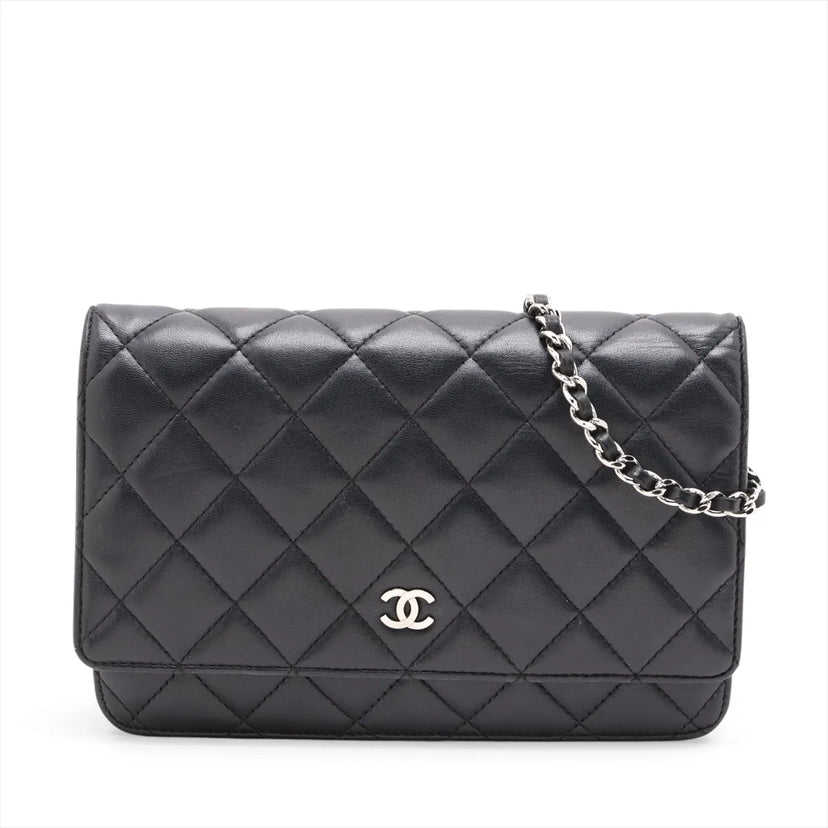 Chanel Wallet on Chain i sort quiltet læder med sølvfarvet kæde og CC-logo, set forfra
