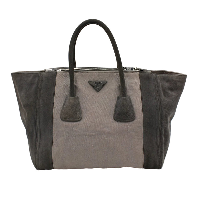 Prada Twin Pocket tote i grå ruskind med logoplade, set forfra