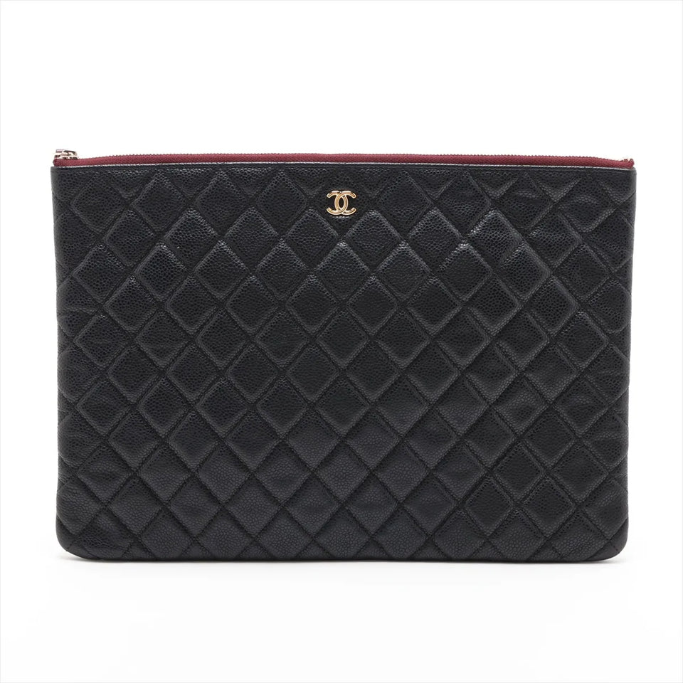 Chanel clutch i sort quiltet caviar-læder med lille CC-logo, set forfra